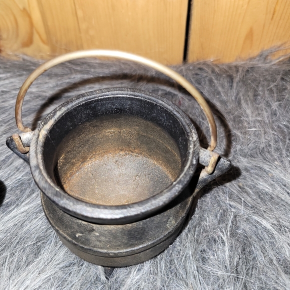 Set of 2 vintage mini cast iron cauldron and coal bucket - Picture 9 of 11